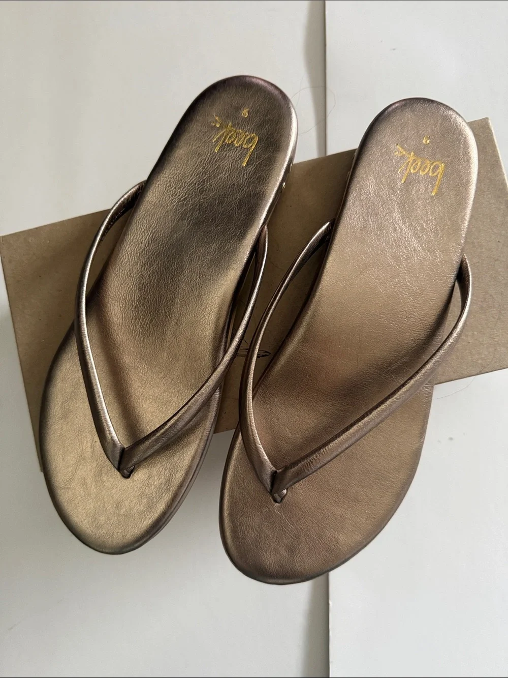 NWT BEEK SUNBEAM METALLIC BRONZE FLIP FLOP SANDAL, SIZE 9